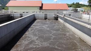 Biološko čiščenje v SBR bazenu poteka s pomočjo prezračevanje